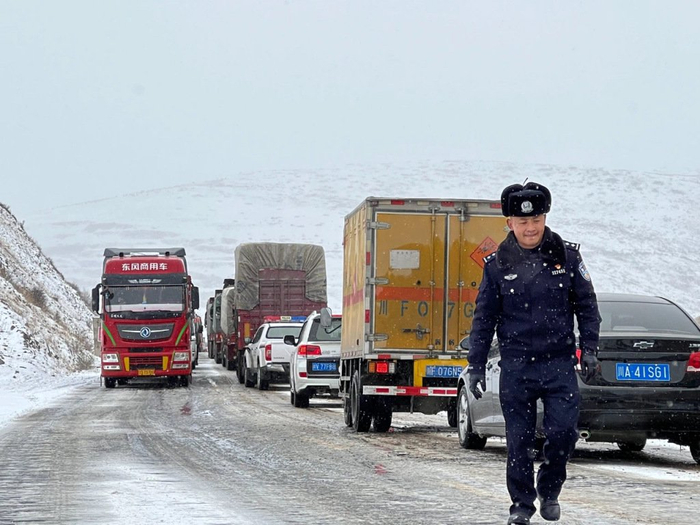 317国道作为川藏北线，车流很大，刘鹏每天都在线路上忙碌。