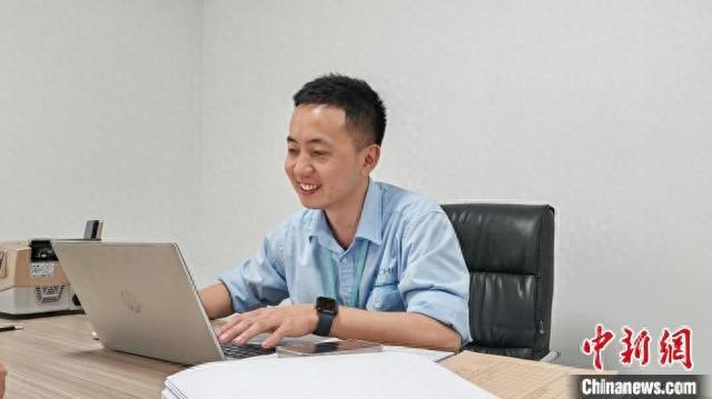 正在办公的孙先沛。巫发阳 摄