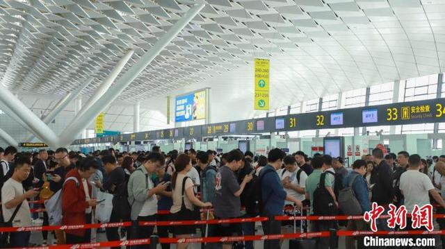 图为旅客排队安检。 郑州机场供图