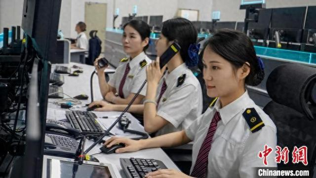 广州南站安全生产指挥中心工作人员。广铁集团 供图