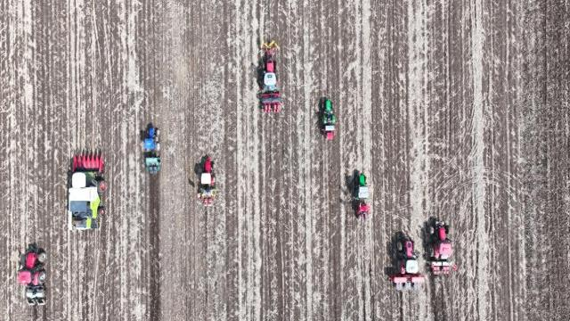 俯瞰辽宁铁岭清河区张相镇农田春耕场景。（受访者供图）