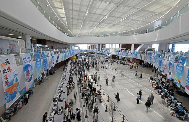 这是5月1日拍摄的天津国际邮轮母港客运大厅。 新华社 图