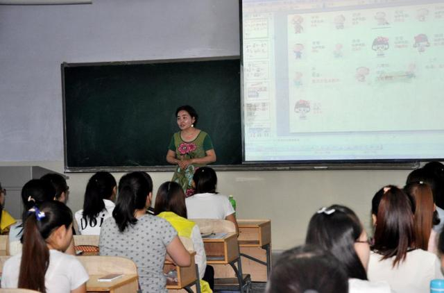 复旦大学支教老师正在向河西学院医学院学生授课。（受访者供图）