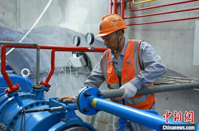 图为工作人员检查发电机组。平陆运河集团供图