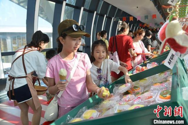 5月2日，海南三亚国际免税城旅游区，主题市集吸引消费者选购。张月和 摄