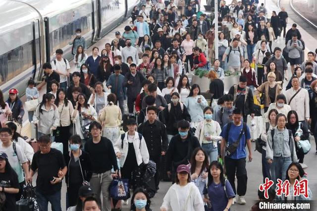 5月5日，江苏南京，旅客在火车站出行。当日是“五一”假期最后一天，长三角铁路迎来返程客流高峰。中新社记者 泱波 摄