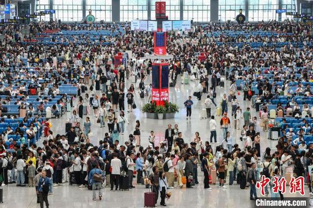 图为旅客在贵阳北站候车大厅候车。中新社记者 瞿宏伦 摄