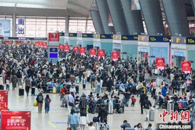 5月5日，北京南站候车大厅内旅客众多。记者 贾天勇 摄