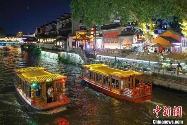 5月4日晚，江苏南京，游客乘坐画舫游览秦淮河两岸景致。中新社记者 泱波 摄