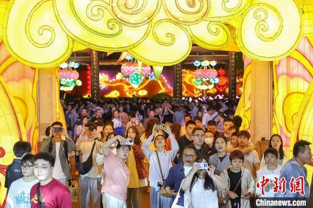 5月4日晚，江苏南京，游客们在秦淮河畔夫子庙门前参观。中新社记者 泱波 摄