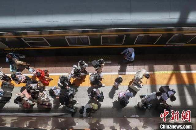 5月5日，江西南昌站，旅客从站台上走过。中新社记者 刘力鑫 摄