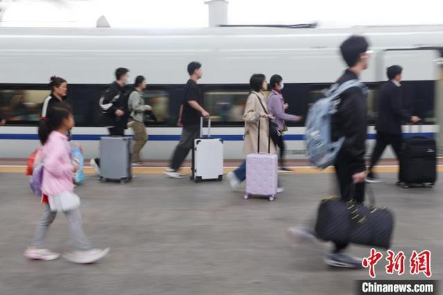 5月5日，江苏南京，旅客在火车站出行。当日是“五一”假期最后一天，长三角铁路迎来返程客流高峰。中新社记者 泱波 摄