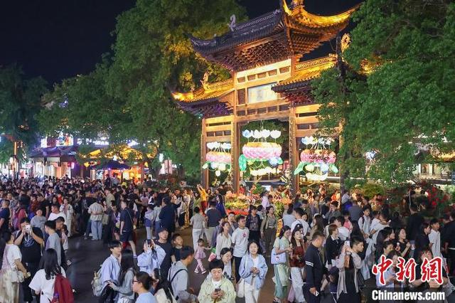 5月4日晚，江苏南京，游客在秦淮河畔夫子庙广场上游玩。中新社记者 泱波 摄