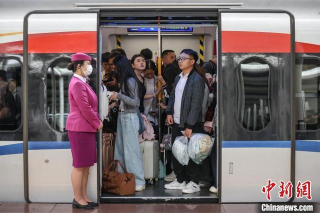 图为旅客在贵阳北站月台登车后等待发车。中新社记者 瞿宏伦 摄