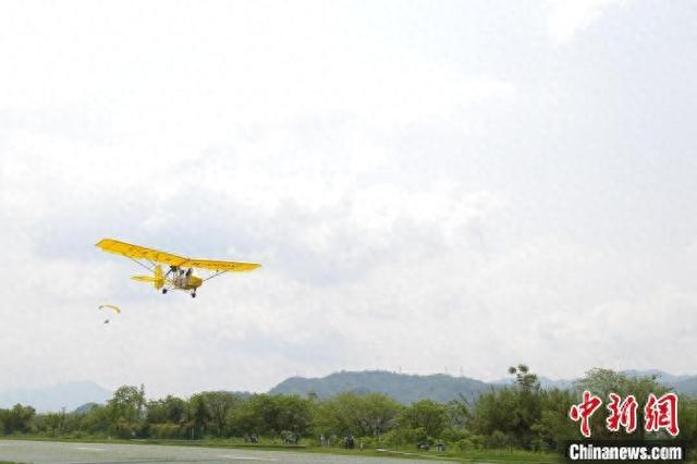 建德梅城镇鹤彩航空飞行营地内的飞行场景。梅城镇 供图