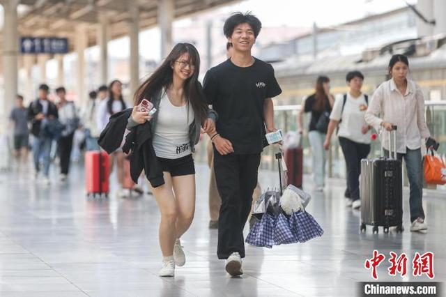 5月5日，江西南昌站，旅客从站台上经过。中新社记者 刘力鑫 摄