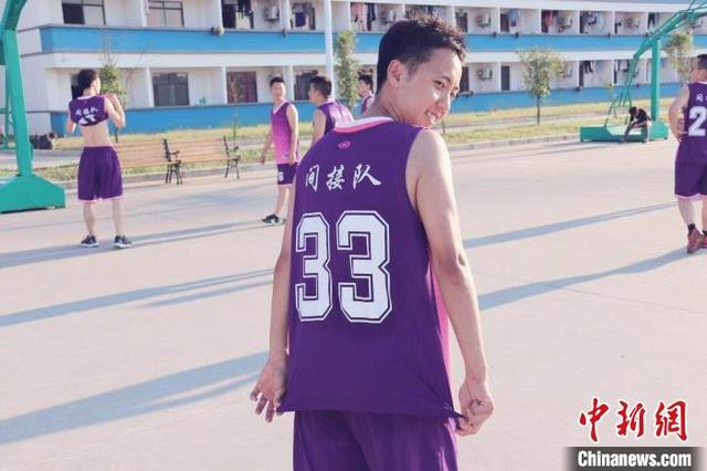 在打篮球的孙先沛。受访者供图