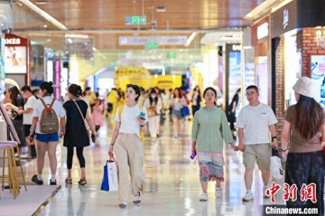 5月2日，海南海口，顾客在海控全球精品免税城购物。骆云飞 摄
