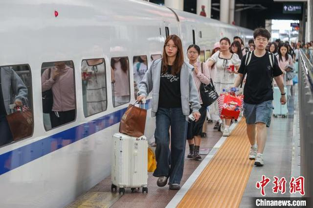 5月5日，江西南昌站，旅客从站台上走过。中新社记者 刘力鑫 摄