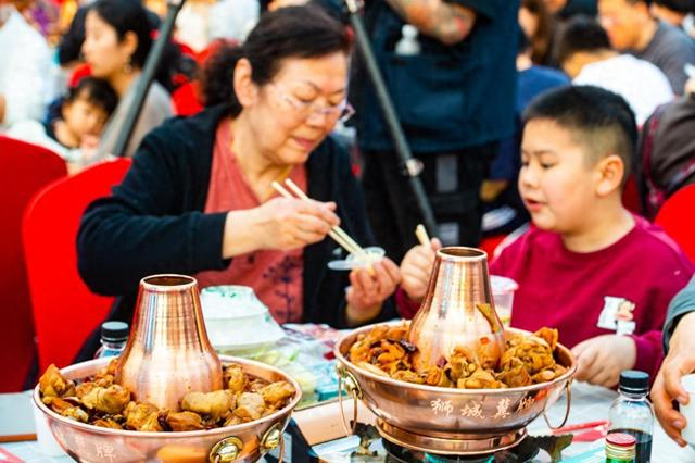沧州第二届火锅鸡文化节举办现场，美食吸引八方来客。傅新春 摄