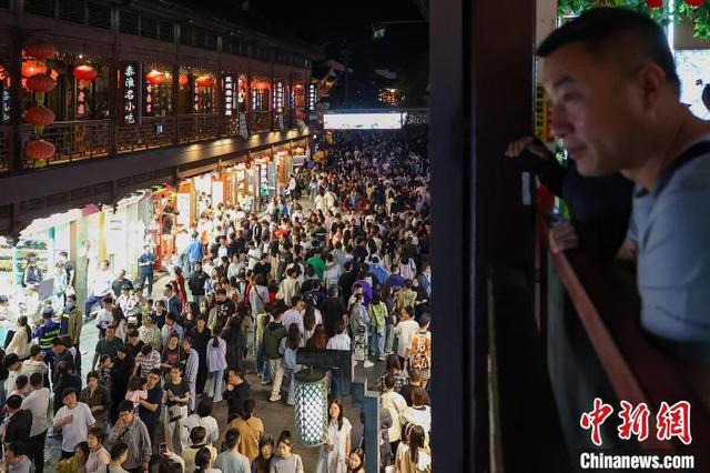 5月4日晚，江苏南京，游客们在秦淮河畔夫子庙景区参观。中新社记者 泱波 摄