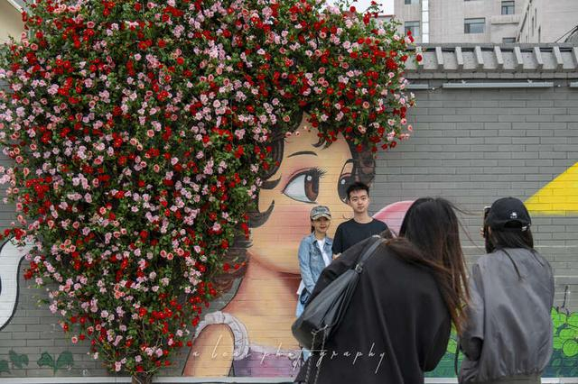 5月2日，游客在呼和浩特市庆凯桥的网红打卡点拍照。夏亮/摄