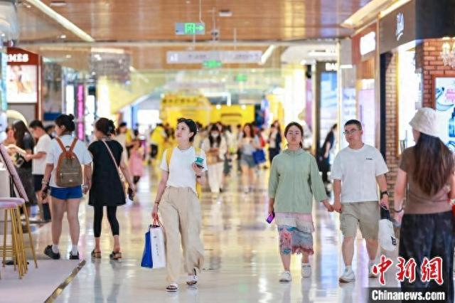 5月2日，海南海口，顾客在海控全球精品免税城购物。骆云飞 摄