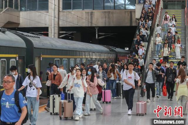 5月5日，江西南昌站，旅客从站台上走过。中新社记者 刘力鑫 摄