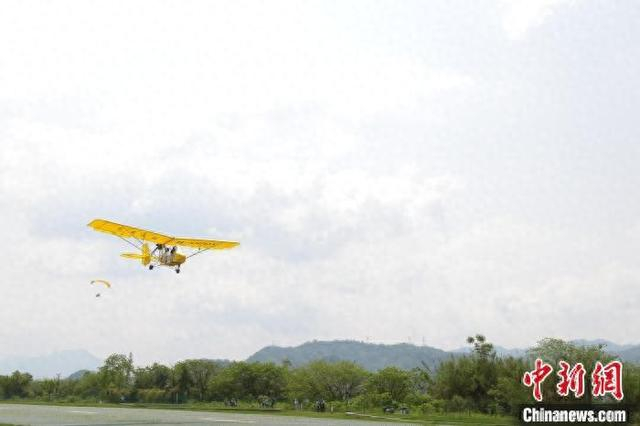 建德梅城镇鹤彩航空飞行营地内的飞行场景。梅城镇 供图