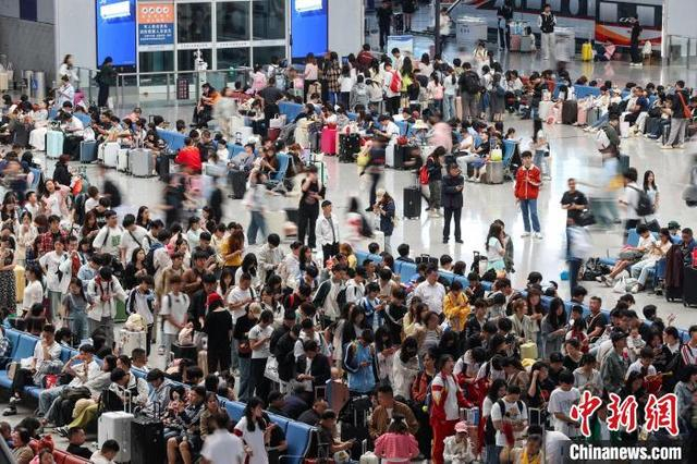 图为旅客在贵阳北站候车大厅候车。中新社记者 瞿宏伦 摄