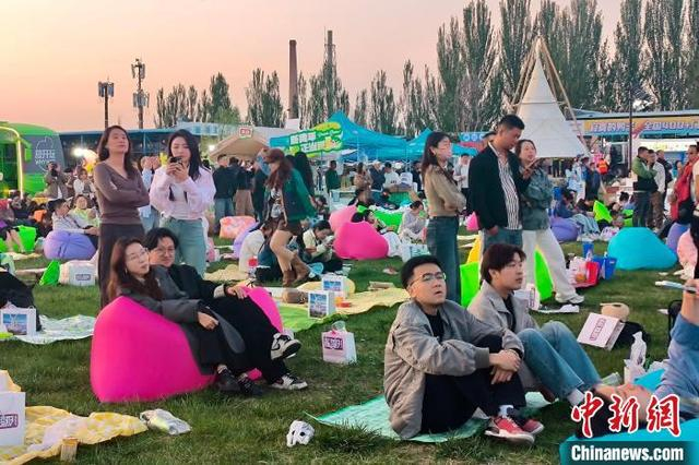 从各地赶来的乐迷在银川参加音乐节，享受假期时光。 张海艳 摄