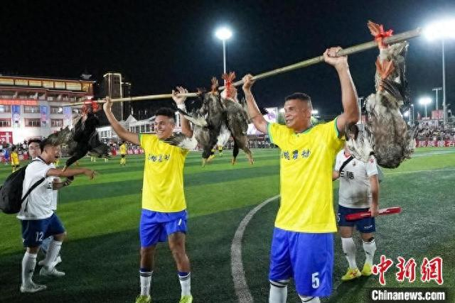 图为2025年“五一”假期，巴西狮子足球队赴贵州“村超”踢球。韦贵金 摄