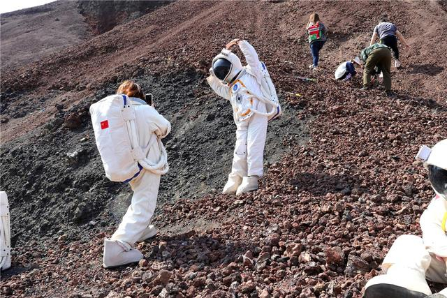 游客在乌兰哈达火山穿宇航服拍照。（资料图）