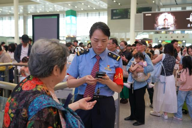 南宁东站增开人工通道助力旅客快捷换乘。麦竹娴 摄
