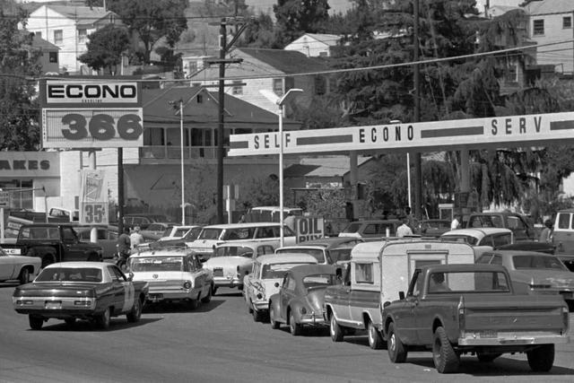 1973年,在美国加州一处加油站外排队的汽车 资料图