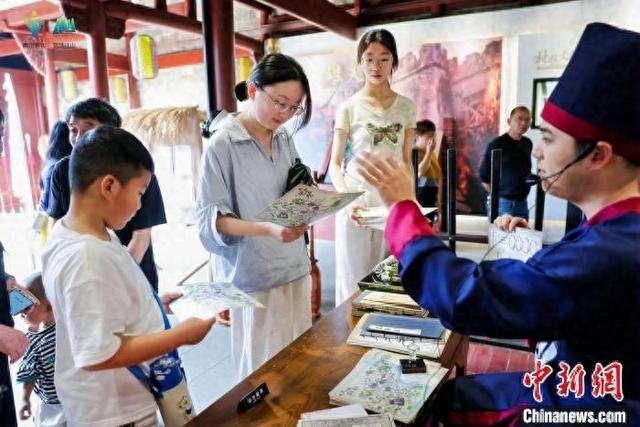 今年“五一”假期，游客在廿八都古镇沉浸式体验剧本杀活动。姜栎莉 摄