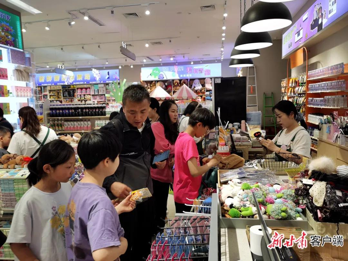 5月3日下午，消费者在兰州市一家商业综合体的店铺内排队付款。本文图片由新甘肃·甘肃日报记者王占东 摄