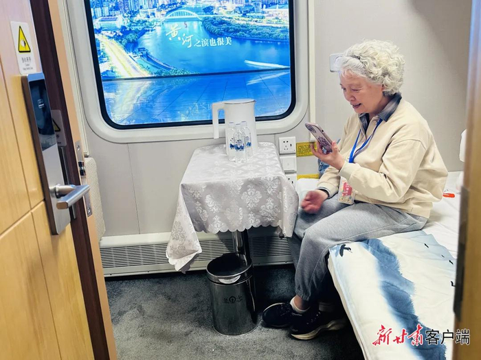 银发旅游专列车厢环境整洁舒适。