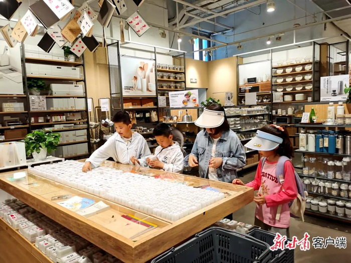 孩子们沉浸在图章拓印的体验中。