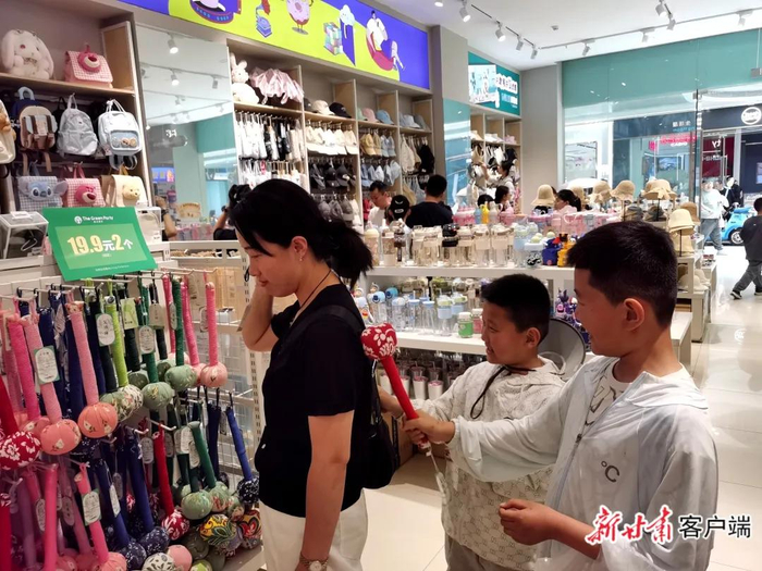 家长和孩子体验艾草锤。