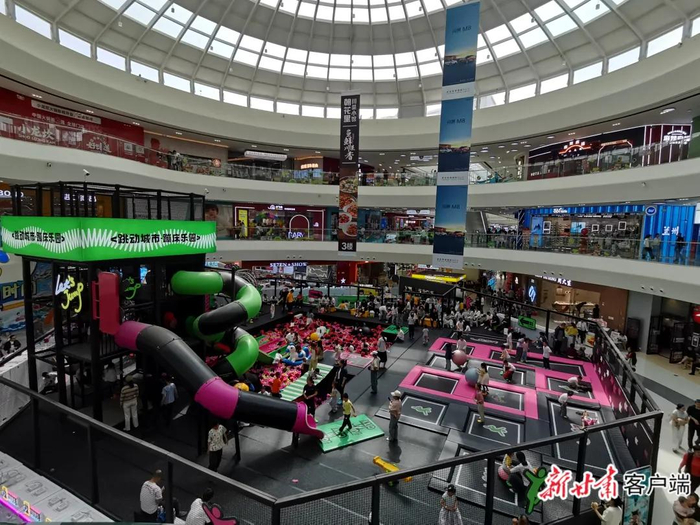 孩子们在蹦床乐园内玩耍。