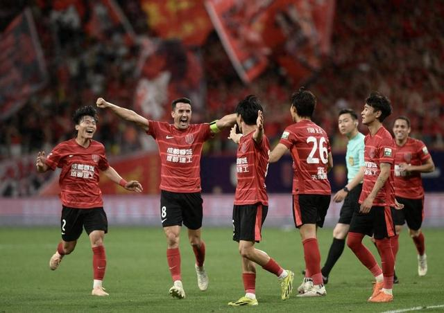 杨明洋破门后，和队友一起庆祝进球。陈羽啸摄