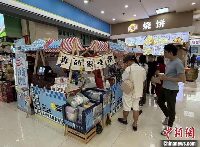 消费者在浙江高速服务区选购外贸优品。浙江交通集团 供图