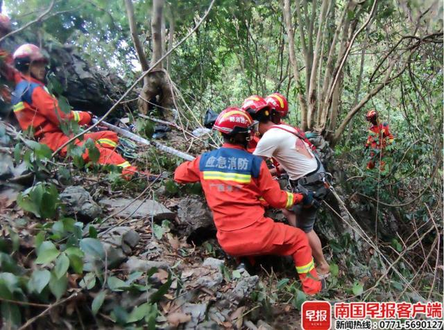 男子背部受伤。消防供图
