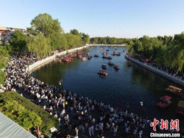 5月3日，北京什刹海游人如织。 中新社记者 盛佳鹏 摄