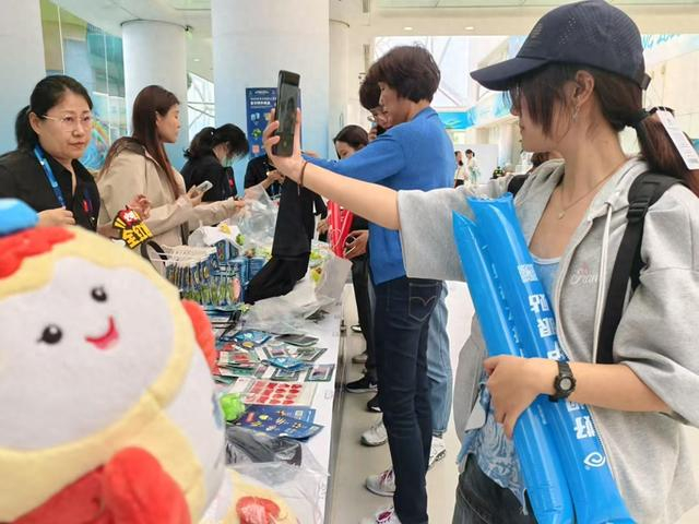 游客在“水立方”挑选文创商品。北京日报客户端记者刘平/摄