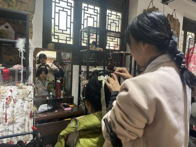 5月3日，来自内蒙古巴彦淖尔市的游客在康镇体验国风妆造。中青报·中青网记者 石佳/摄