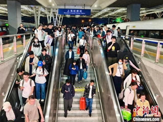 旅客抵达铁路上海虹桥站。庄秋冬 摄