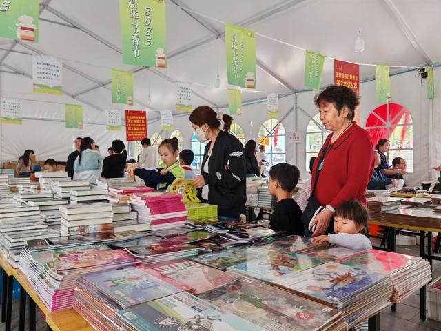 游客和市民选购图书。陈卫民摄