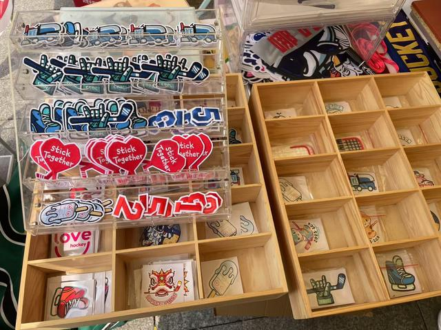 冰球集市上可爱的主题贴纸。北京日报客户端记者王笑笑/摄